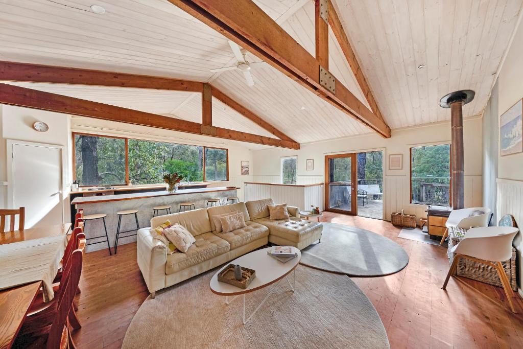 Area soggiorno di Rustic Treehouse - Aireys Inlet