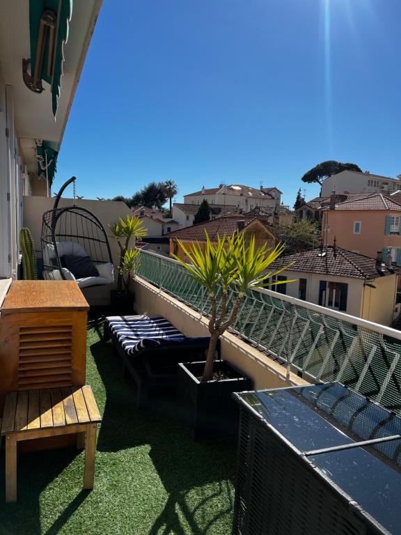 d'un balcon avec bancs et vue sur la ville. dans l'établissement T2 proche Centre et Palais avec terrasse !, à Cannes
