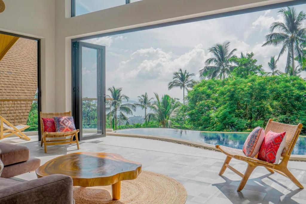 Balkón nebo terasa v ubytování Phra Chan Villa 2br - Infinity Pool & Sea View