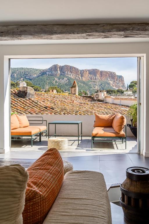- un salon avec vue sur les montagnes dans l'établissement Le Duplex tropézienne par Dodo-a-Cassis, à Cassis