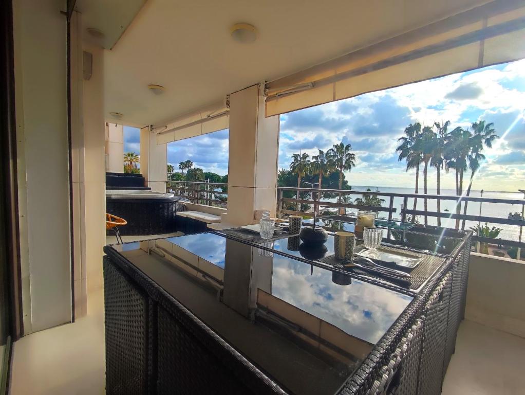 d'un balcon avec vue sur l'océan. dans l'établissement Superbe apartement vue panoramique sur la mer, à Cannes