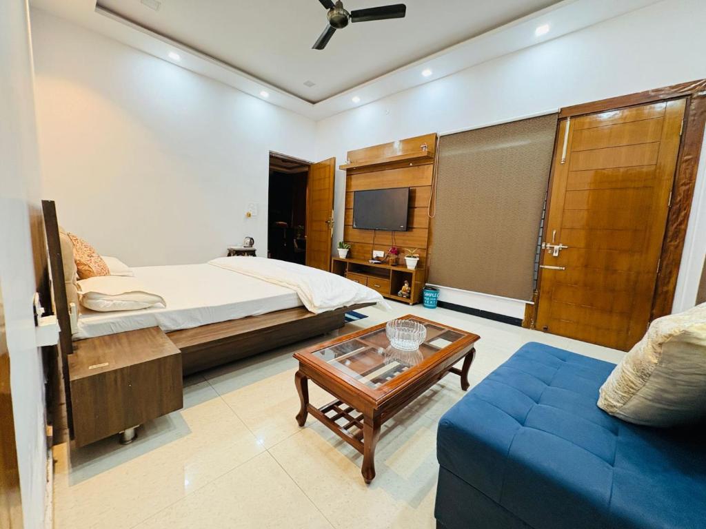 Postel nebo postele na pokoji v ubytování Shreshth Home Stay - Best Family Accommodation - 3km from Har Ki Pauri, Haridwar, Uttarakhand