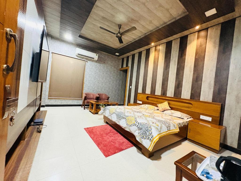 Postel nebo postele na pokoji v ubytování Shreshth Home Stay - Best Family Accommodation - 3km from Har Ki Pauri, Haridwar, Uttarakhand