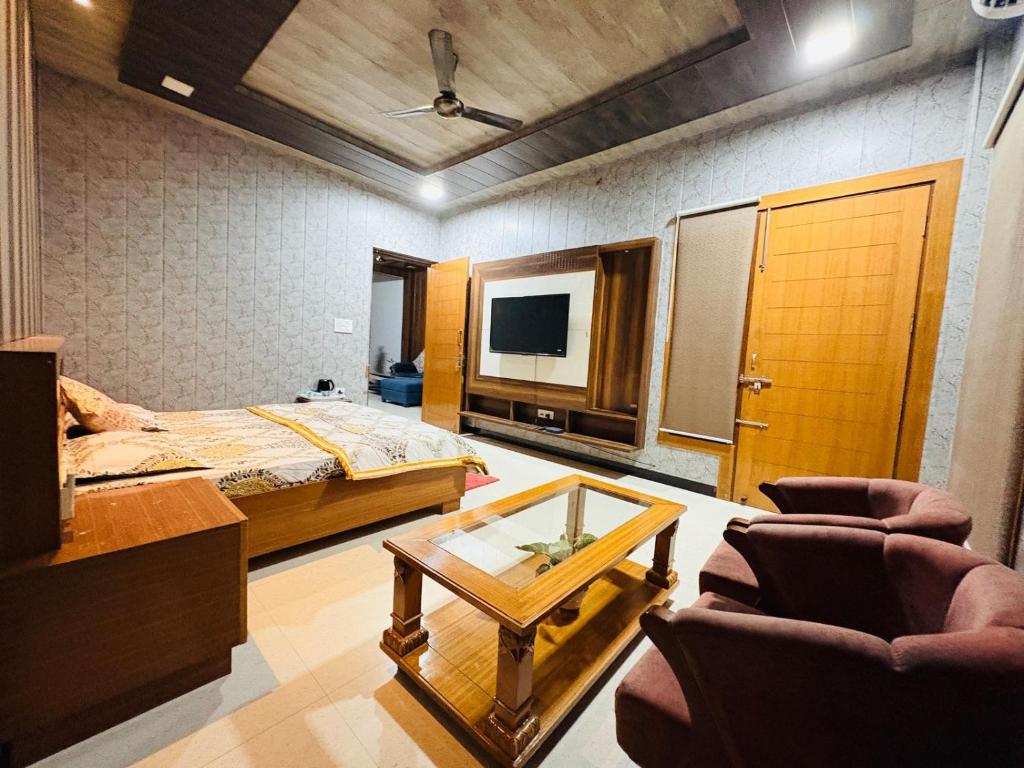 TV a/nebo společenská místnost v ubytování Shreshth Home Stay - Best Family Accommodation - 3km from Har Ki Pauri, Haridwar, Uttarakhand