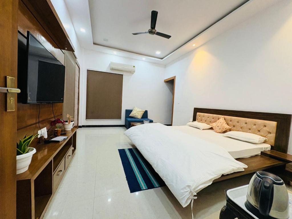 TV a/nebo společenská místnost v ubytování Shreshth Home Stay - Best Family Accommodation - 3km from Har Ki Pauri, Haridwar, Uttarakhand