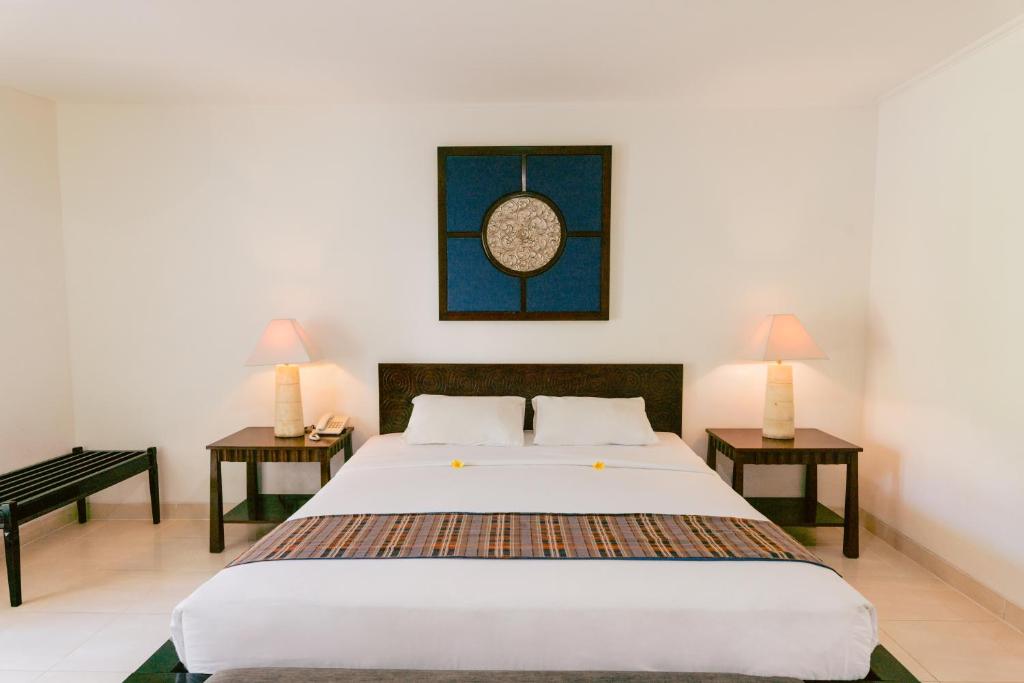 Postel nebo postele na pokoji v ubytování Legong Keraton Beach Hotel