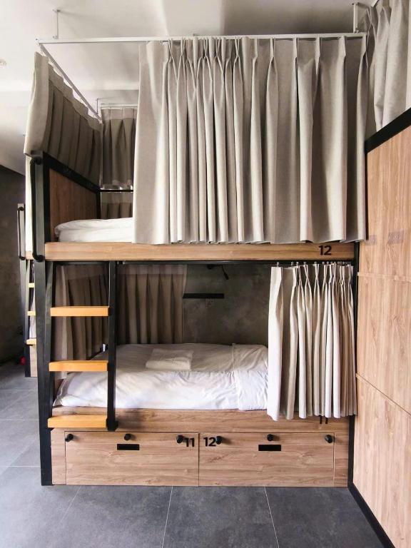 Litera en habitación con cama en The Common Room, en Ho Chi Minh