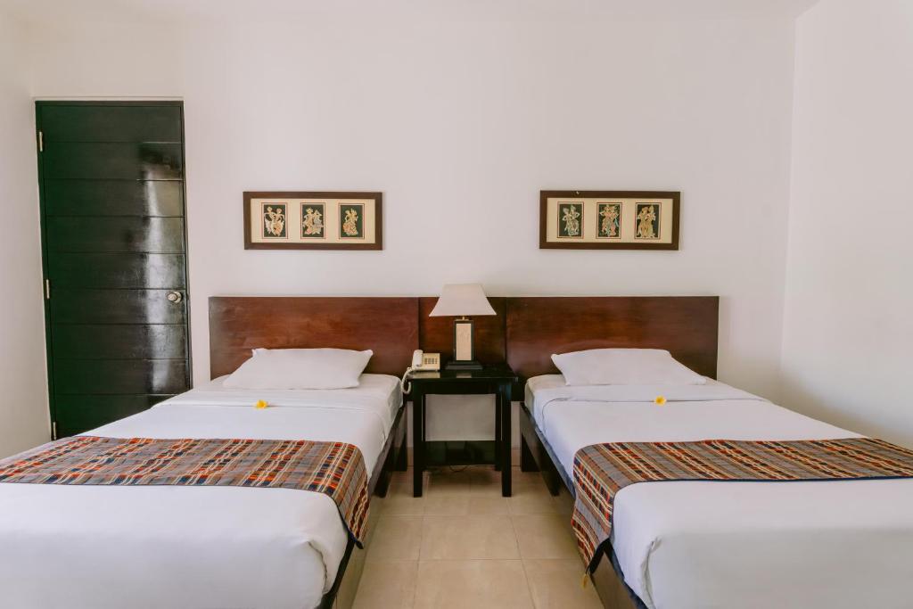 Postel nebo postele na pokoji v ubytování Legong Keraton Beach Hotel