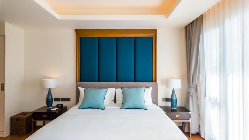 Postel nebo postele na pokoji v ubytování Angsana Ocean Pearl - Laguna Seaview Penthouse