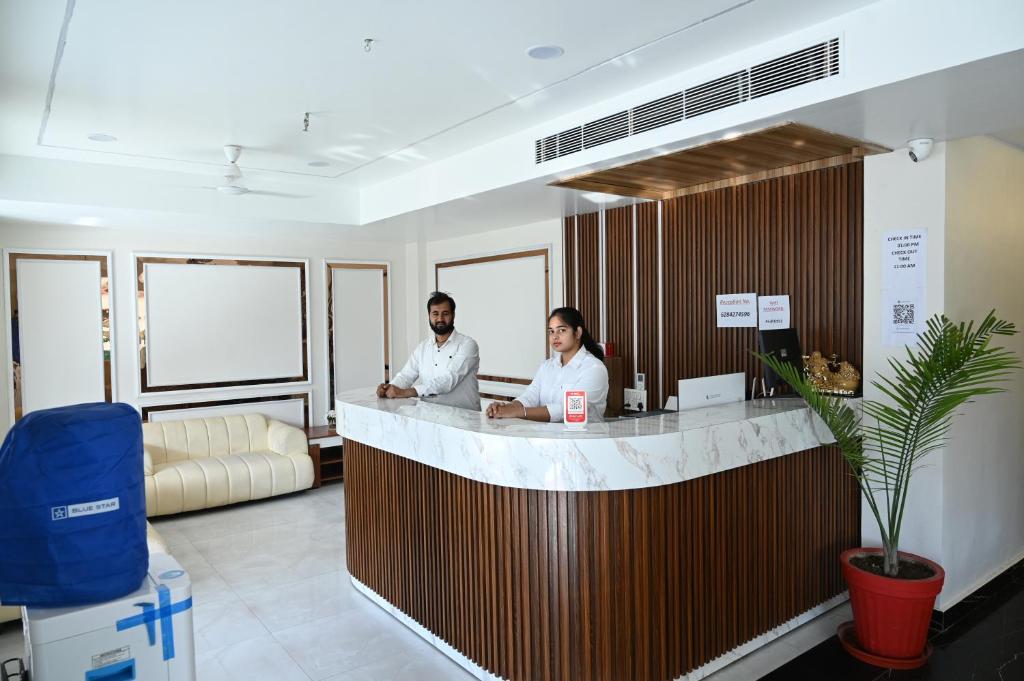 Os clientes hospedados em The Janki Hotel