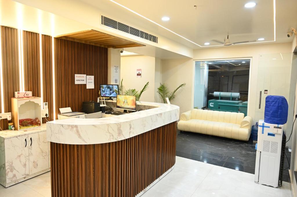 Uma área de estar em The Janki Hotel