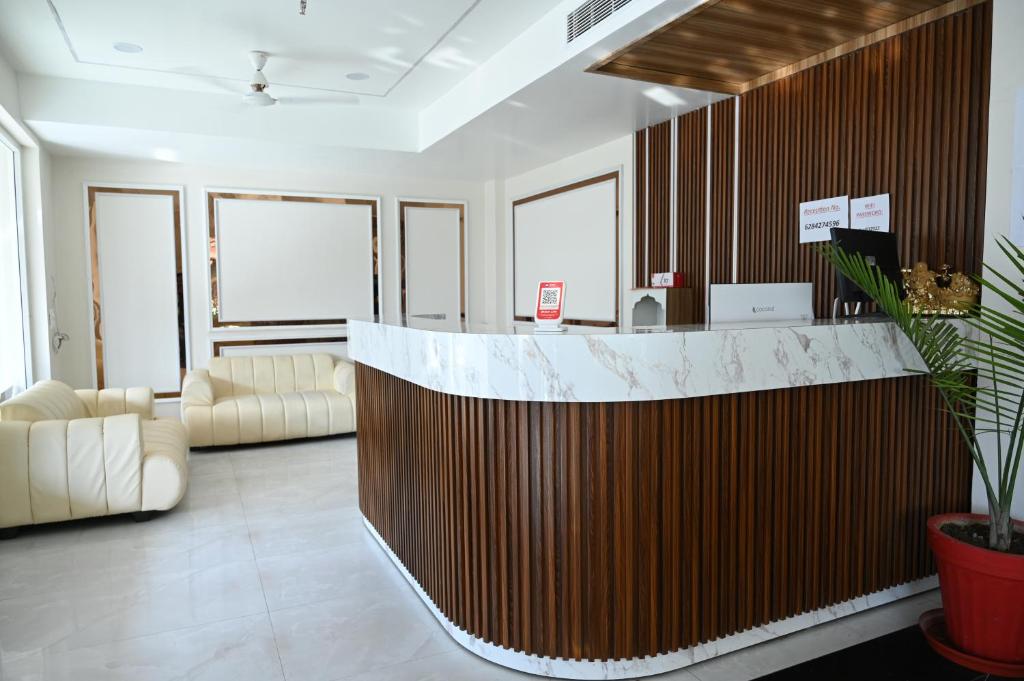 Uma área de estar em The Janki Hotel