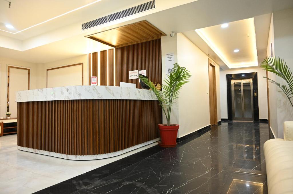 um saguão com balcão de recepção em um prédio em The Janki Hotel em Ayodhya