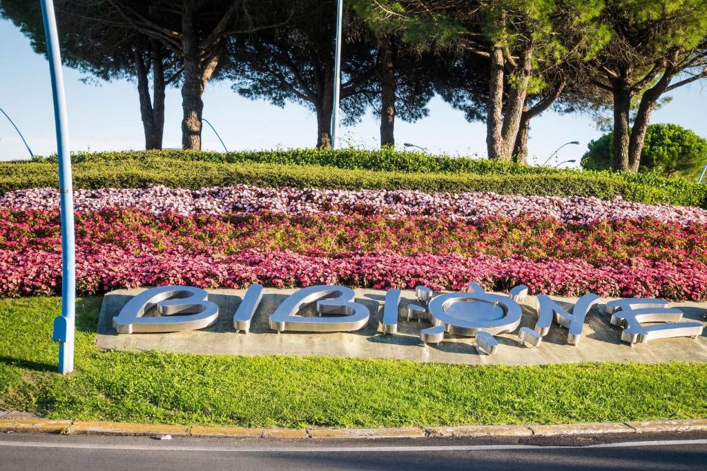 A garden outside Seafront view studio in Bibione - Beahost