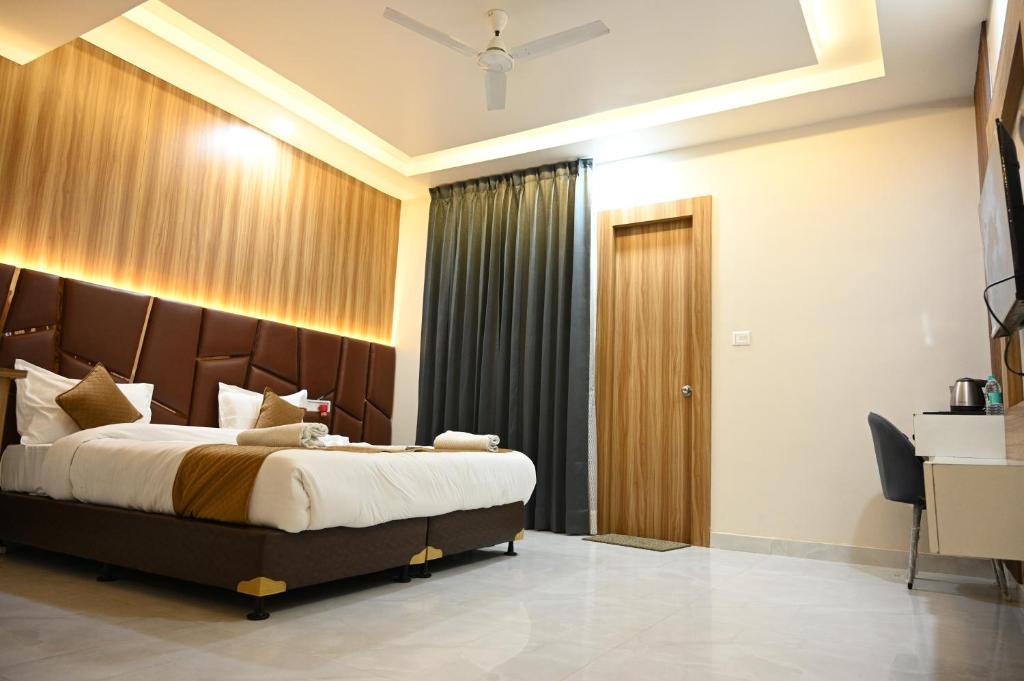 Uma cama ou camas num quarto em The Janki Hotel
