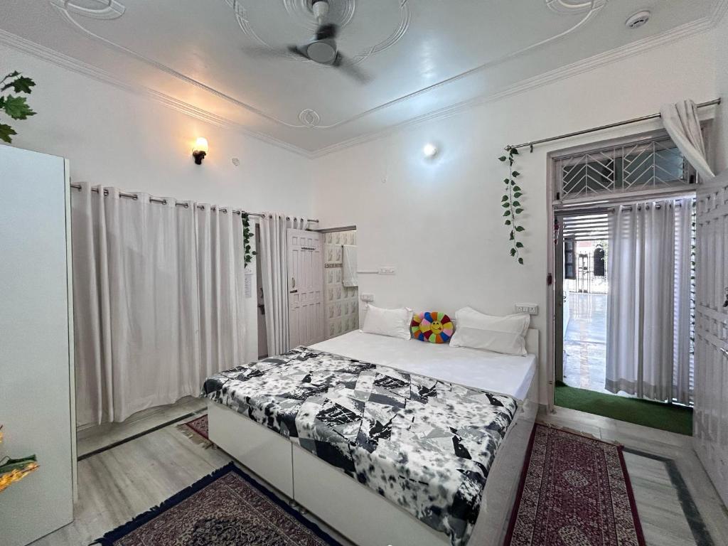 Imagen de la galería de Private 2-Room Suite in a Peaceful Bungalow Retreat, en Lucknow