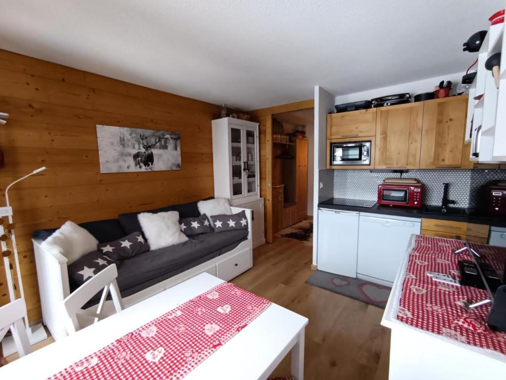 un salon avec un canapé et une cuisine dans l'établissement Résidence Ferme D'augustin - Batiment I - Studio pour 4/5 personnes - Skis aux pieds MAE-8754, à Montgenèvre