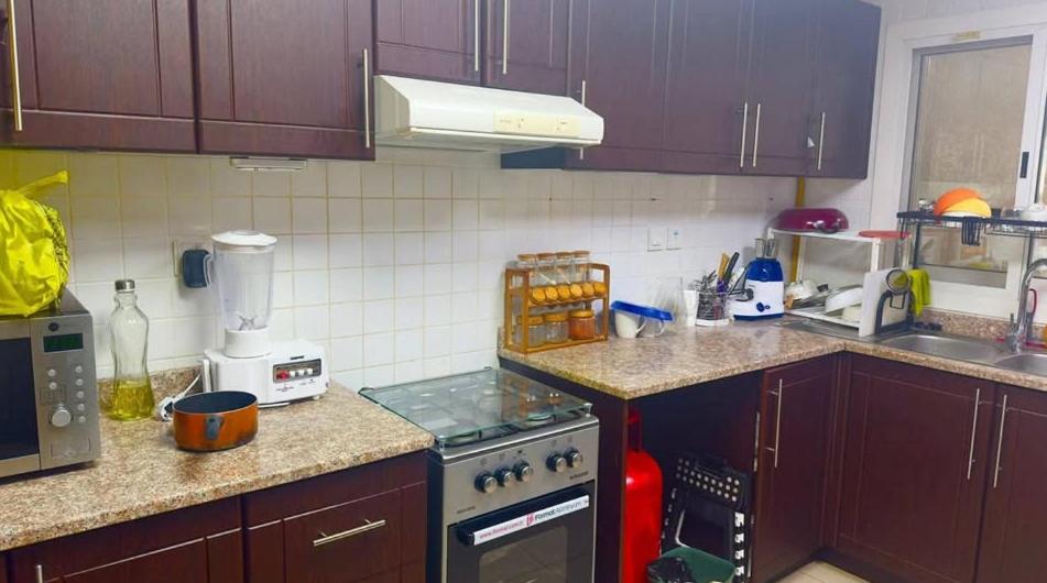 una cucina con armadi viola e piano di lavoro di Tigmy house a Taroudant