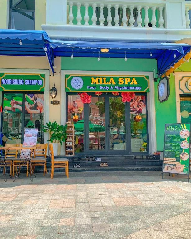a restaurant with tables and chairs in front of it at Mila Homstay in Phú Quốc