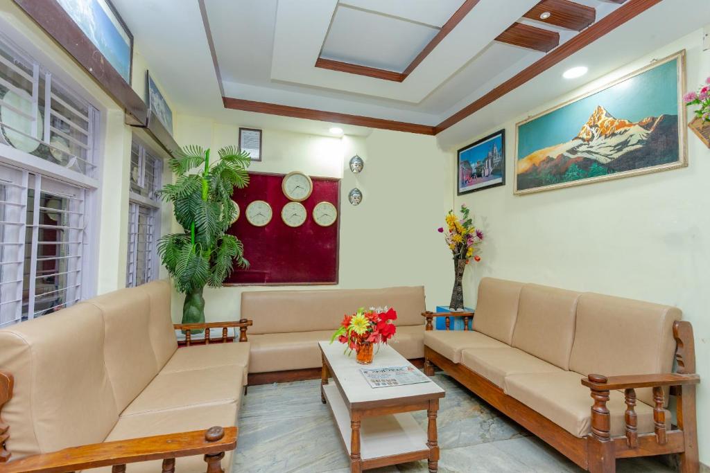 Posezení v ubytování OYO 811 Hotel New Pokhara Palace