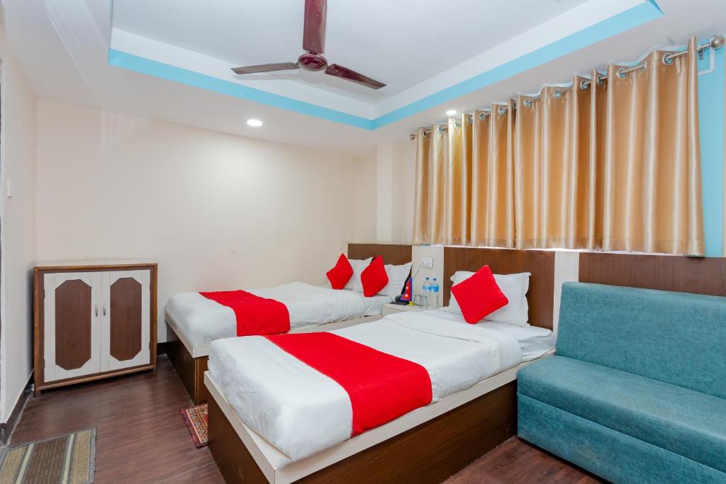 Postel nebo postele na pokoji v ubytování OYO 811 Hotel New Pokhara Palace