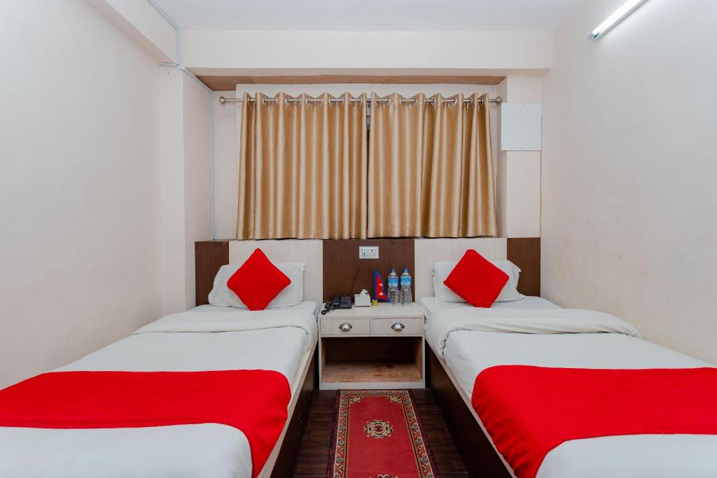 Postel nebo postele na pokoji v ubytování OYO 811 Hotel New Pokhara Palace