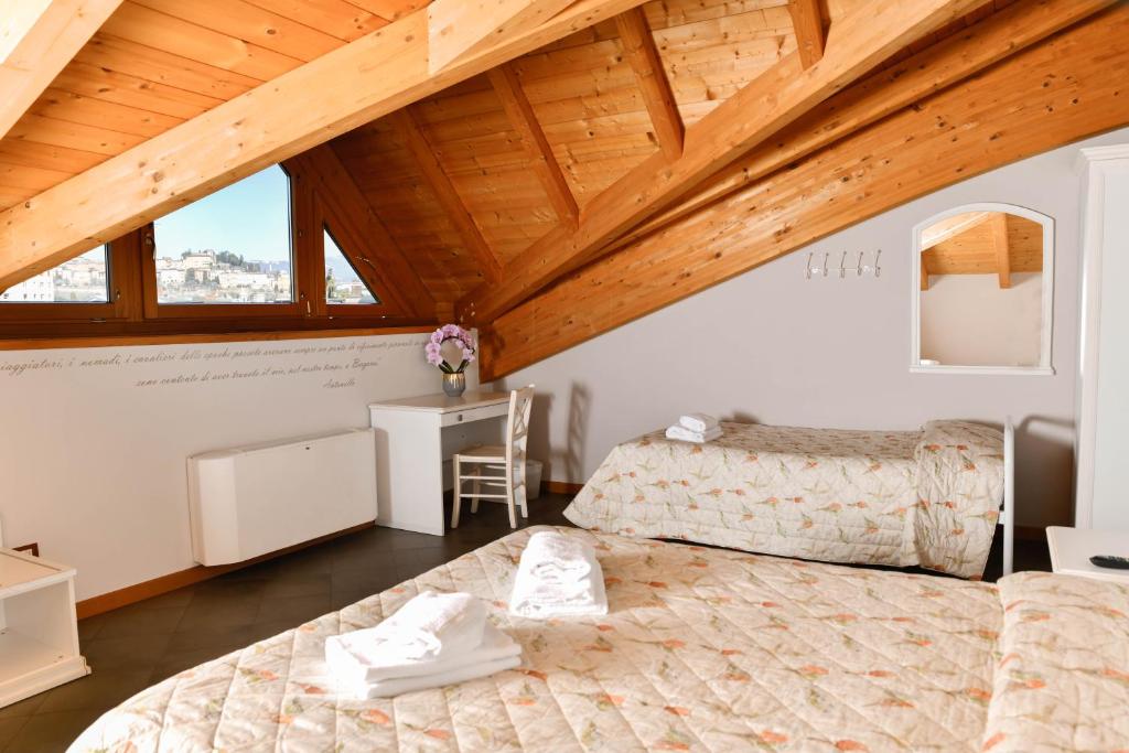 een slaapkamer met twee bedden en een houten plafond bij Made in Italy in Bergamo