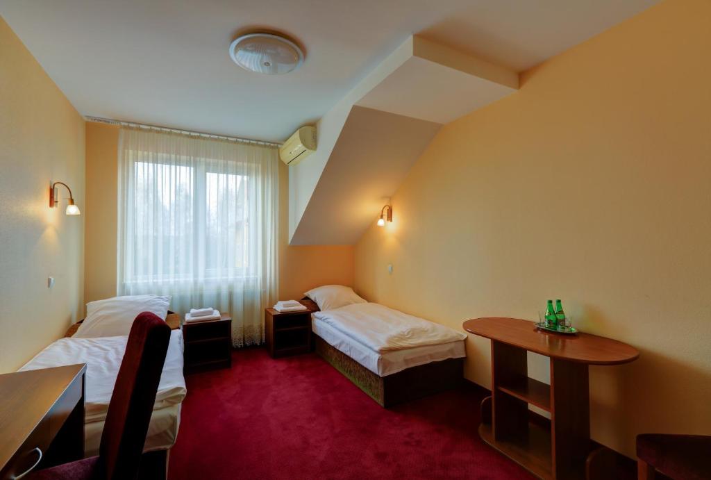 Posteľ alebo postele v izbe v ubytovaní Hotel Chabrowy Dworek