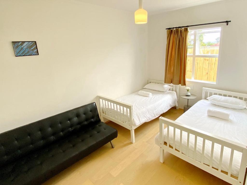 6mins to airport Large Family House - Resim 26