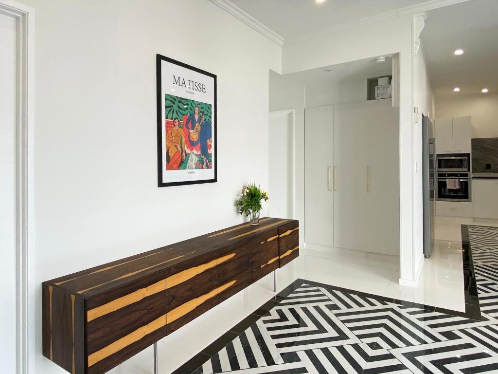 6mins to airport Large Family House - Resim 9