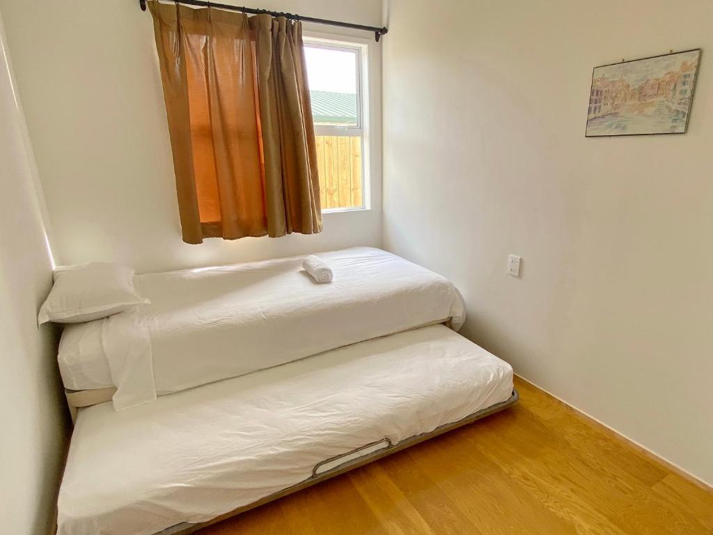 6mins to airport Large Family House - Resim 30