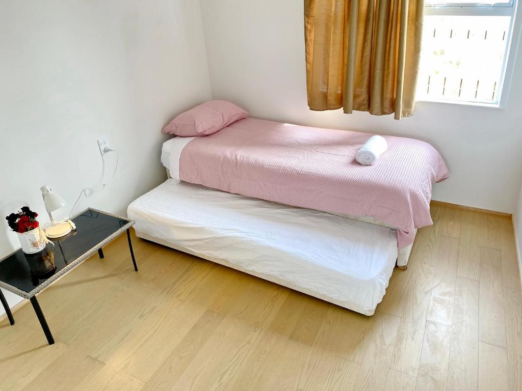 6mins to airport Large Family House - Resim 27