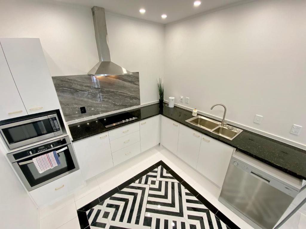 6mins to airport Large Family House - Resim 12