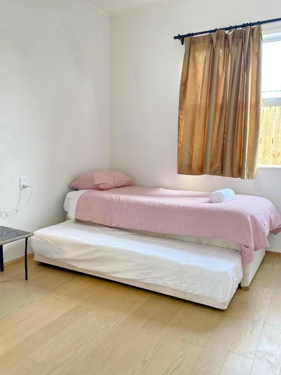 6mins to airport Large Family House - Resim 28