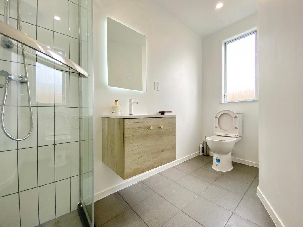 6mins to airport Large Family House - Resim 8