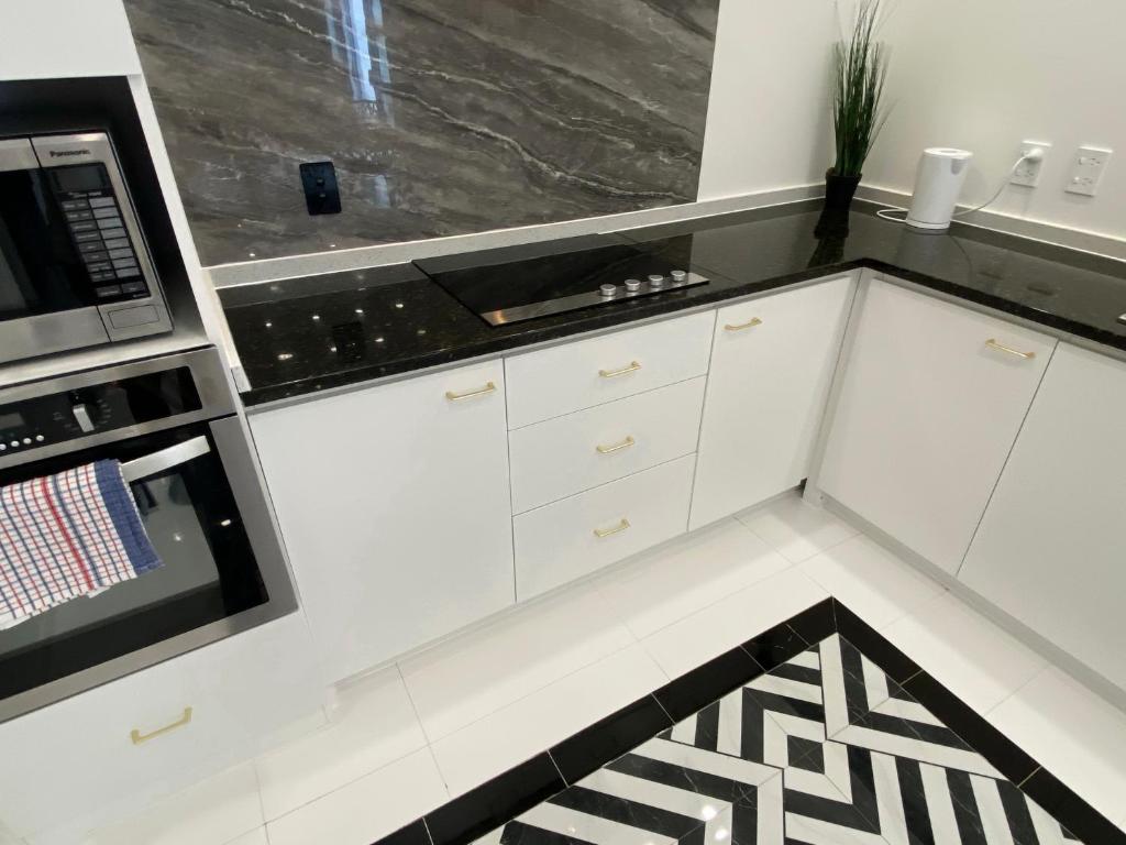 6mins to airport Large Family House - Resim 13