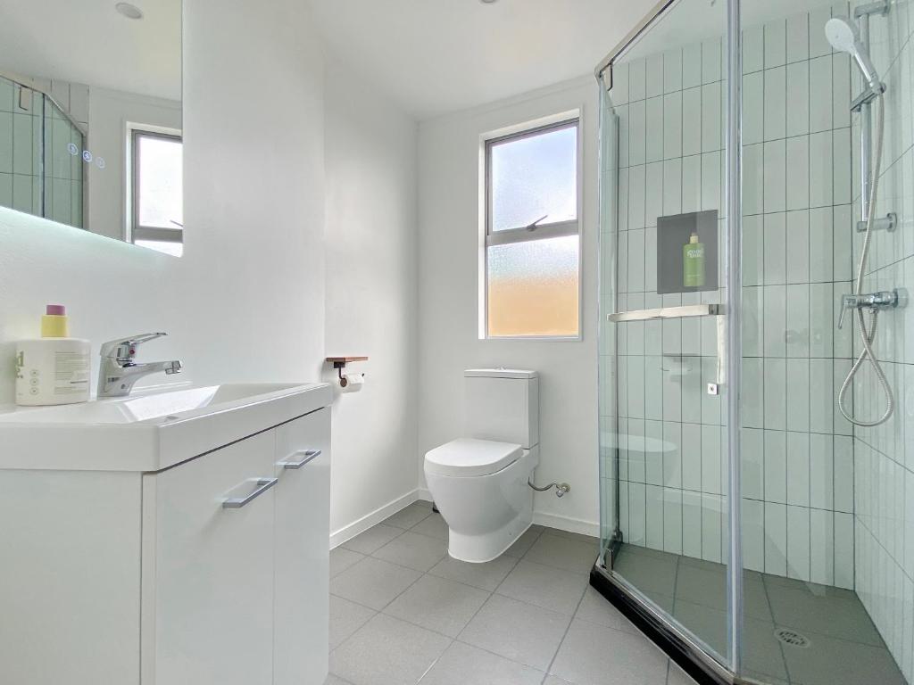 6mins to airport Large Family House - Resim 7