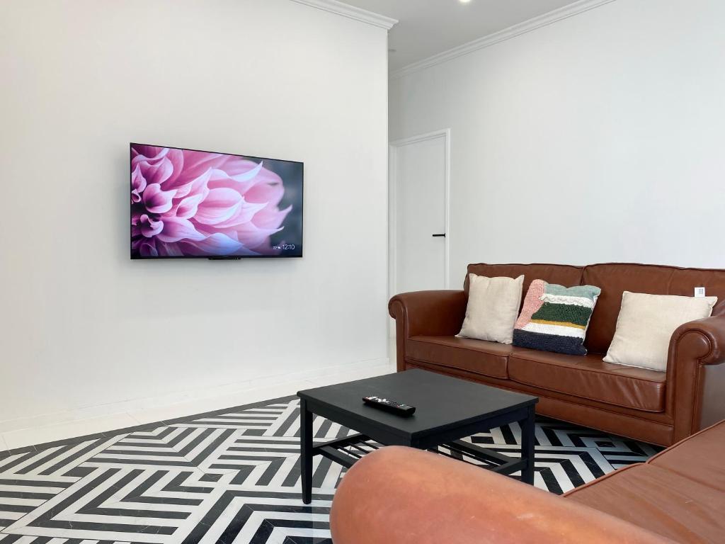 6mins to airport Large Family House - Resim 5