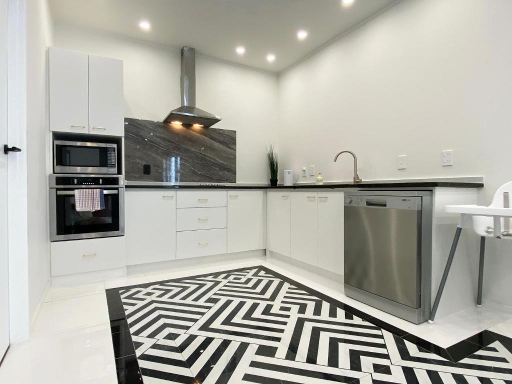 6mins to airport Large Family House - Resim 11