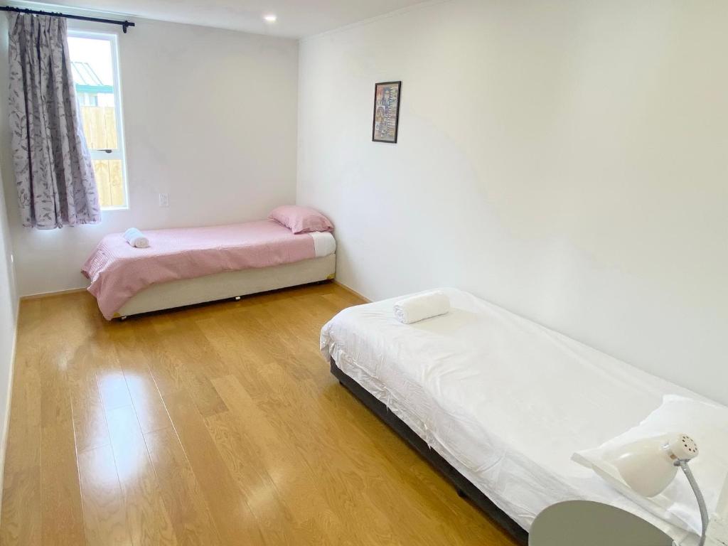 6mins to airport Large Family House - Resim 31