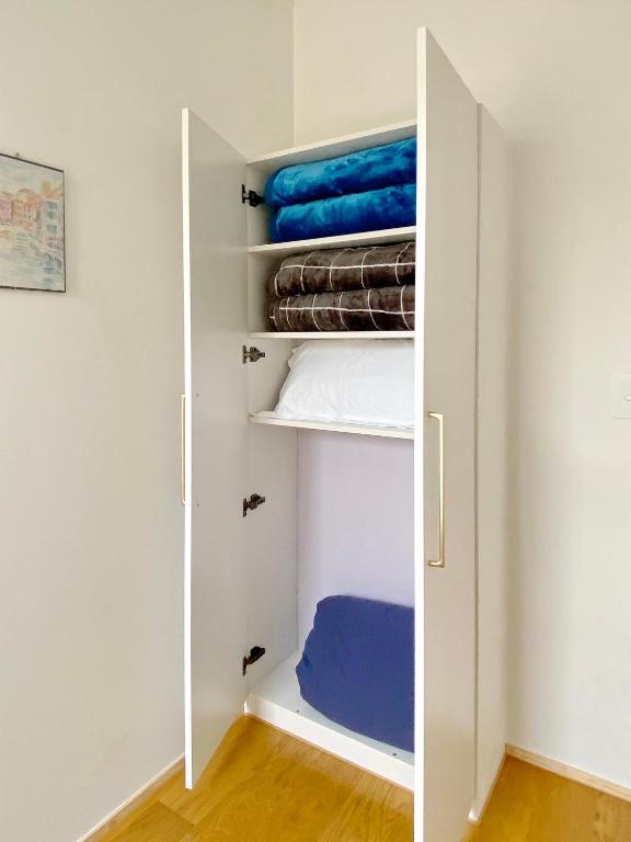 6mins to airport Large Family House - Resim 29