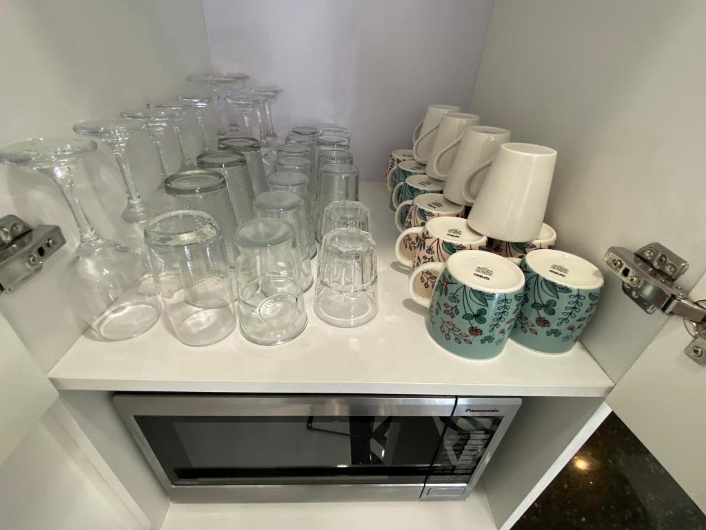 6mins to airport Large Family House - Resim 14