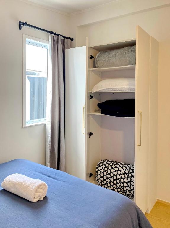 6mins to airport Large Family House - Resim 23