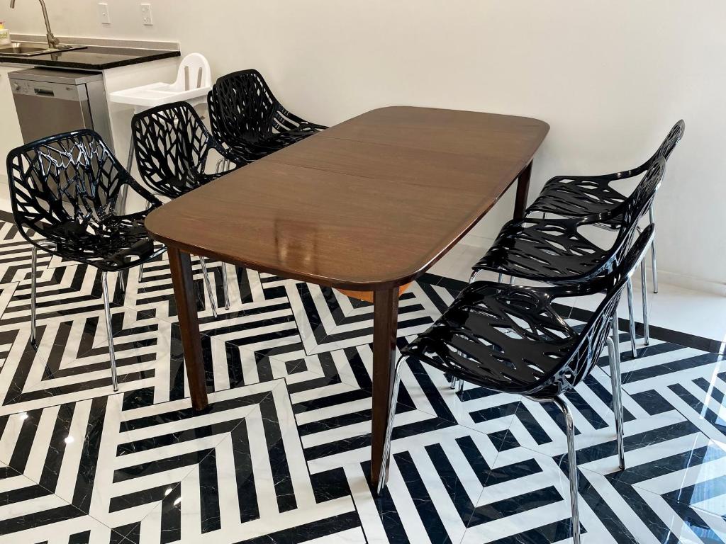 6mins to airport Large Family House - Resim 17