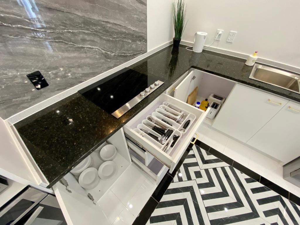 6mins to airport Large Family House - Resim 15