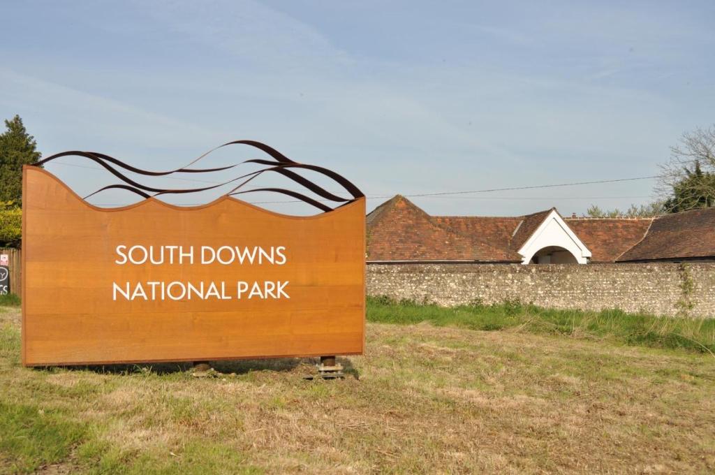 ein Zeichen für den südlichen Nationalpark in der Unterkunft Chillout!! Sussex Flint Cottage- HotTub - Goodwood in Eartham