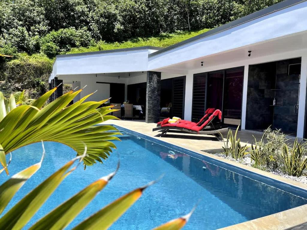 Bazén v ubytování VILLA TUPAOA nebo v jeho okolí