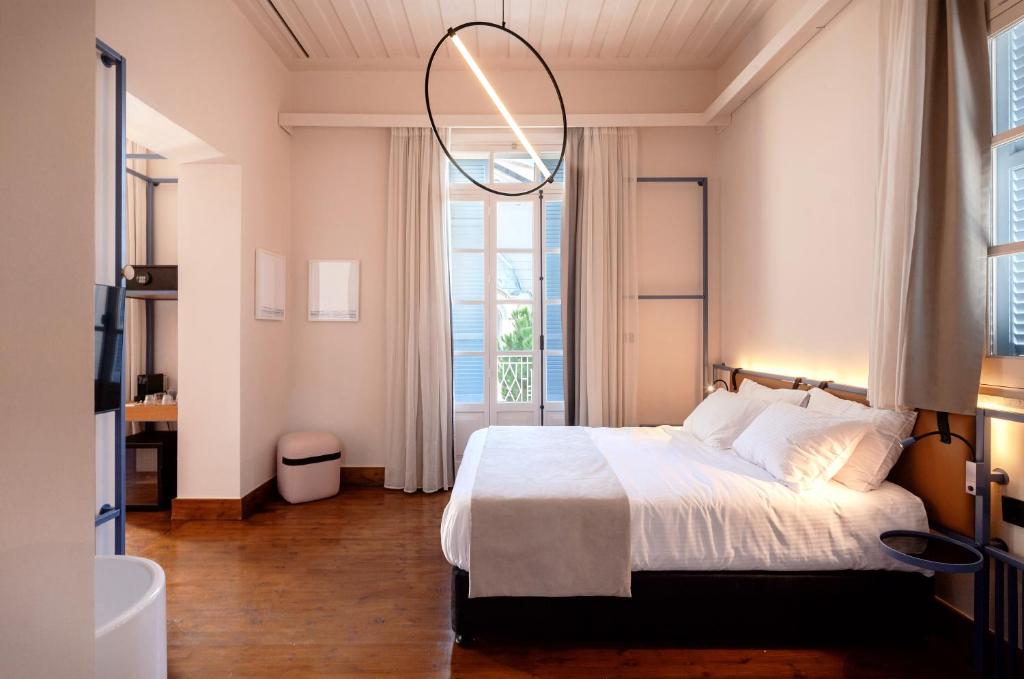 Postel nebo postele na pokoji v ubytování Heart Hotel