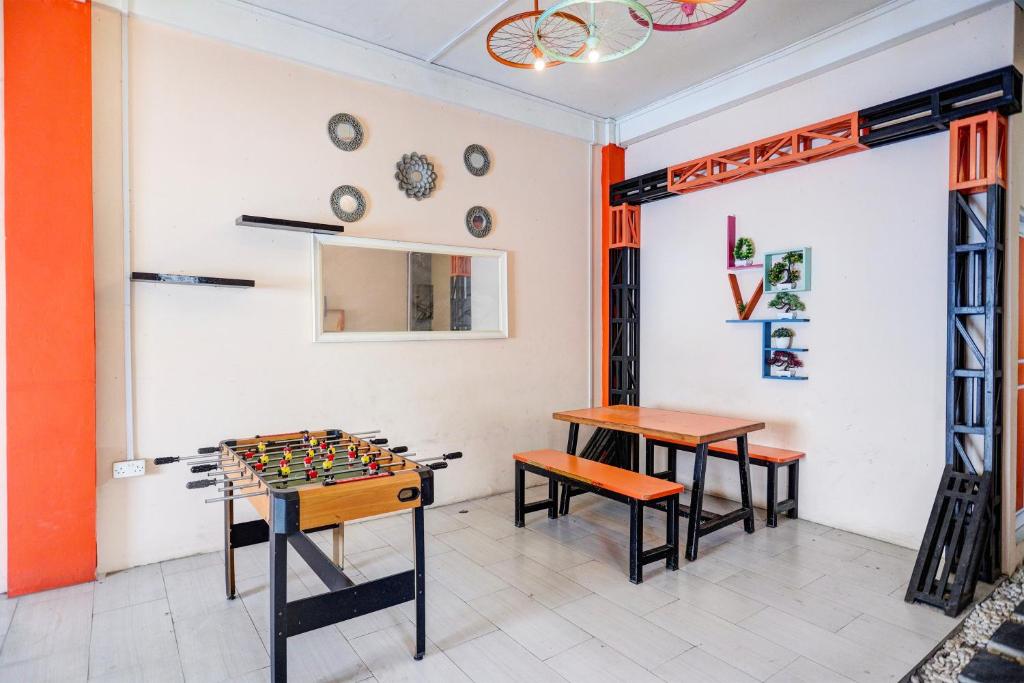 une chambre avec deux tables et un échiquier dans l'établissement Hotel O Penginapan Pelangi, à Batam Center