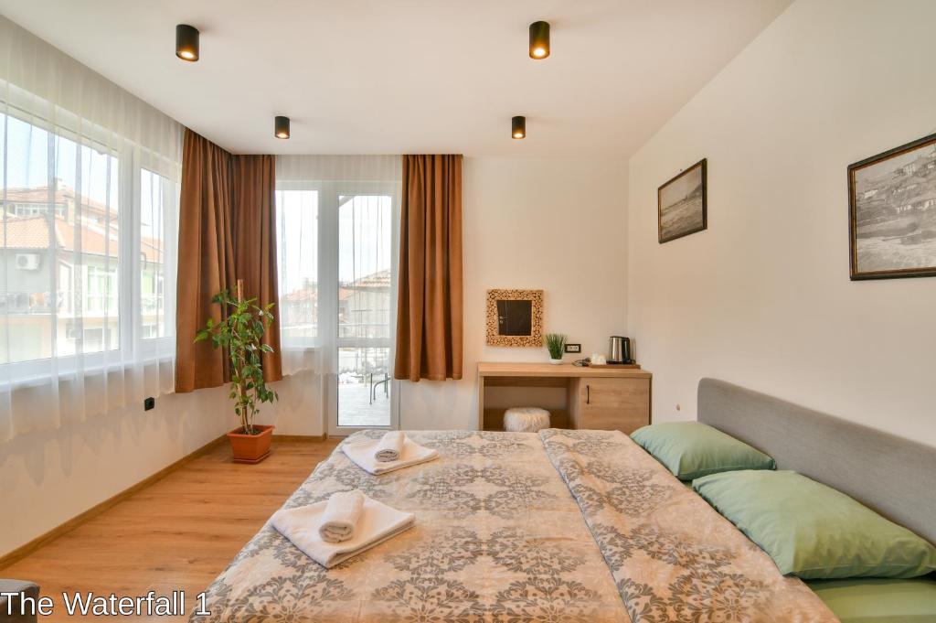 um quarto com uma cama grande e uma janela grande em The Waterfall Free Parking em Balchik